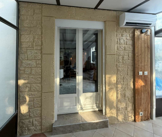 Mur intérieur avec encadrement de porte intérieure en fausse pierre de taille à Bagnols-sur-Cèze