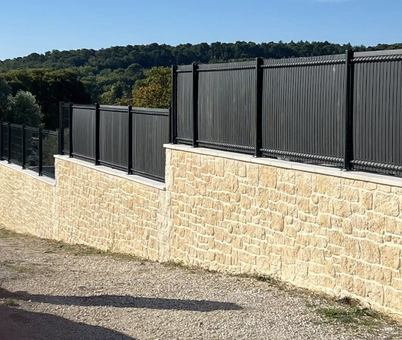 Mur de clôture en enduit décor fausse pierre à Saint-Paul-Trois-Châteaux