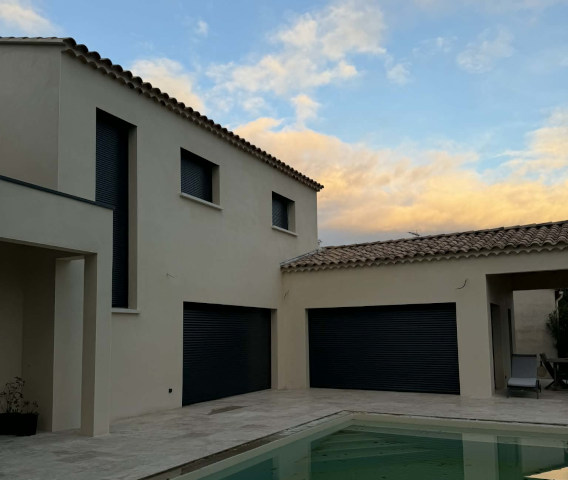 Ravalement façade moderne d'une maison neuve à Saint-Paul-Trois-Châteaux