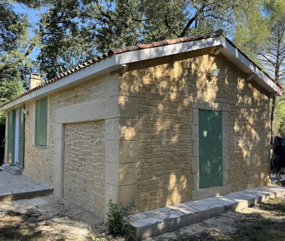 Après rénovation de façade en enduit imitation pierre à Bagnols-sur-Cèze