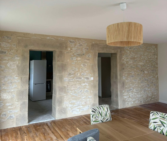 Restauration d'un mur intérieur en pierre apparente à Saint-Paul-Trois-Châteaux